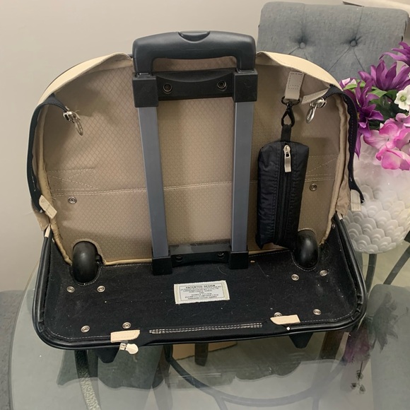 McKlein Leather Cream Laptop wheeled bag 17x12, rain cover included - Picture 9 of 10